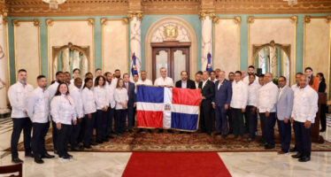 Presidente Abinader entrega bandera nacional a delegación que participará en los juegos Centroamericanos y del Caribe