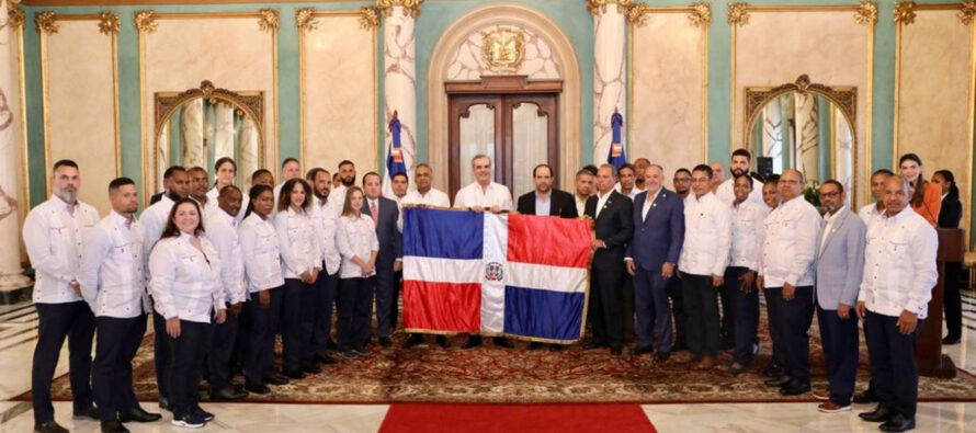 Presidente Abinader entrega bandera nacional a delegación que participará en los juegos Centroamericanos y del Caribe