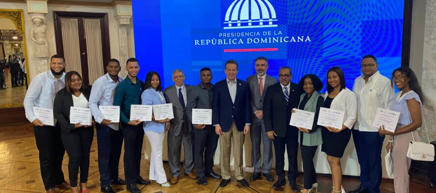 10 estudiantes de la Escuela de Ingeniería Industrial UCE son reconocidos por el MICM