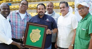 Reconocen a Elvys Duarte en apertura torneo baloncesto escolar en SPM