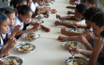 Inabie eleva consumo de carne de pollo en las escuelas ante el cierre fronterizo