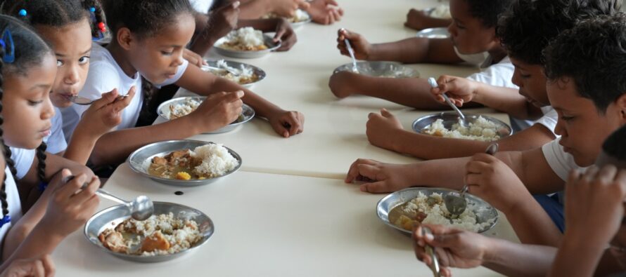 Inabie eleva consumo de carne de pollo en las escuelas ante el cierre fronterizo