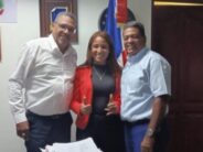Santos visita Distrito Escolar y promete construcción de edificio para oficinas