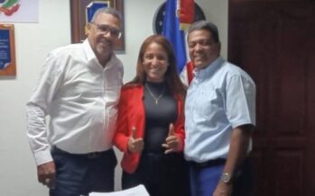 Santos visita Distrito Escolar y promete construcción de edificio para oficinas