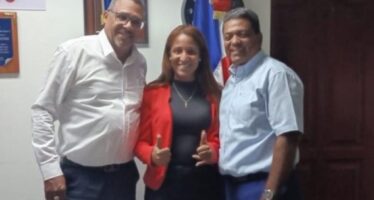 Santos visita Distrito Escolar y promete construcción de edificio para oficinas