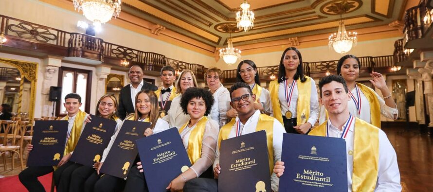 Gobierno celebra Día del Estudiante con premiación a la excelencia académica