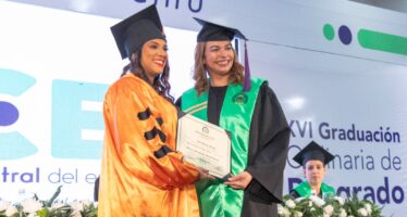 UCE celebra la graduación de 256 especialistas y magísteres en su XVI Investidura de Posgrado