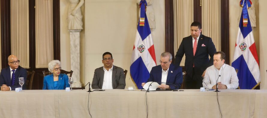 Presidente Abinader promulga Decreto 1-24 que regula la publicidad oficial