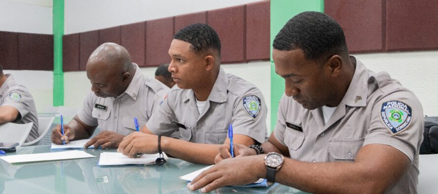 La UCE continúa la formación en derechos humanos de agentes de la Policía Nacional