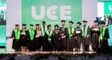 La UCE gradúa 399 nuevos profesionales