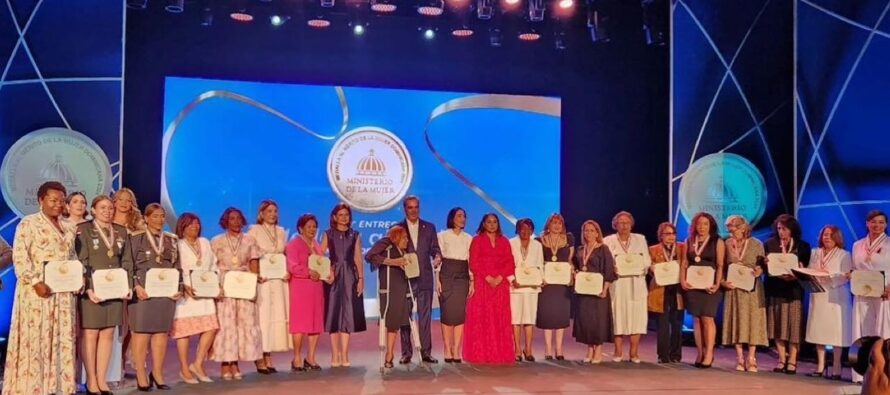 Reconocen con la Medalla al Mérito a 18 mujeres destacadas en diferentes áreas del acontecer nacional