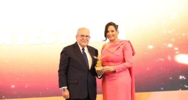 Dr. Feris Iglesias es reconocido por su trayectoria en Premios Vive Sano
