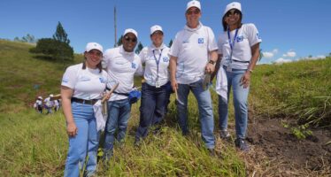 Voluntarios de Banco Popular siembran 4,300 árboles en Plan Sierra