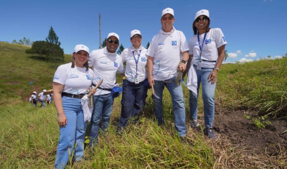 Voluntarios de Banco Popular siembran 4,300 árboles en Plan Sierra