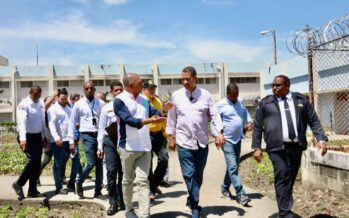 Presidente del Indotel visita cárcel La Vega para iniciar plan piloto de bloqueadores de señal