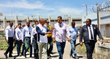 Presidente del Indotel visita cárcel La Vega para iniciar plan piloto de bloqueadores de señal