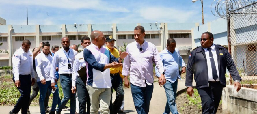 Presidente del Indotel visita cárcel La Vega para iniciar plan piloto de bloqueadores de señal